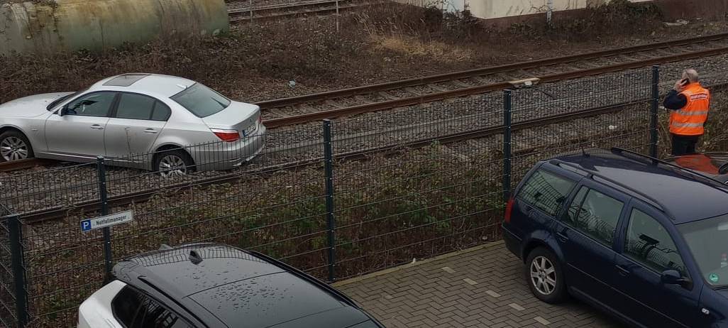COESFELD: Auto fährt in Gleisbett