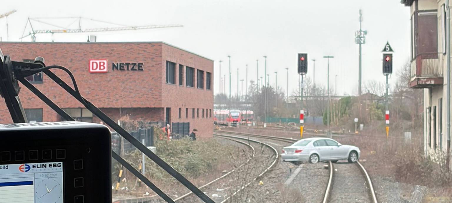 COESFELD: Auto fährt in Gleisbett