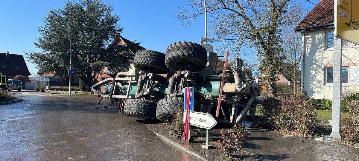 OTTMARSBOCHOLT: Güllefass auf Straße gekippt