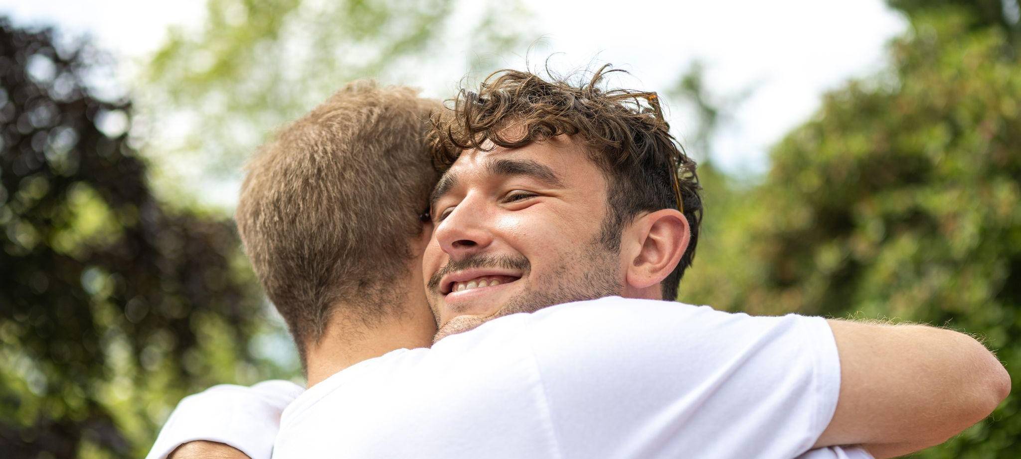 Zwei Männer begrüssen sich mit einer Umarmung