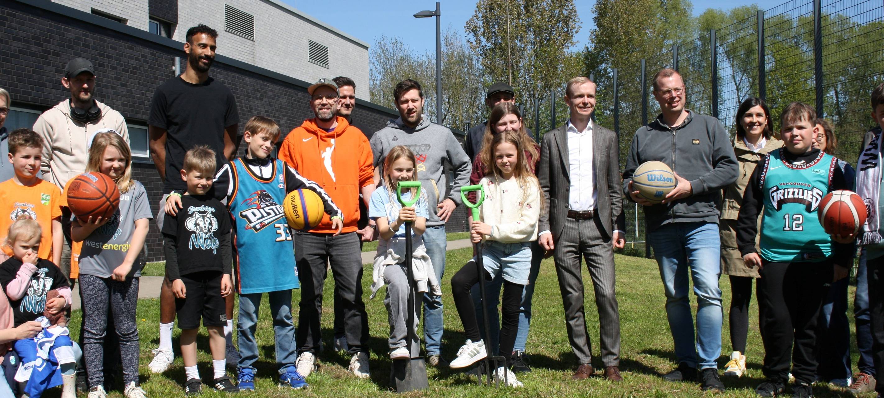 NOTTULN: 1. Spatenstich