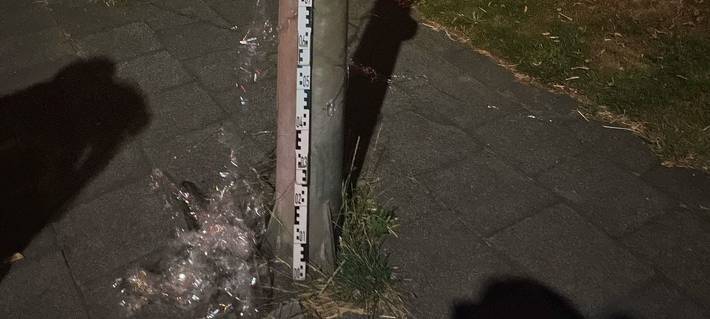 DARFELD: Klebeband über Straße gespannt