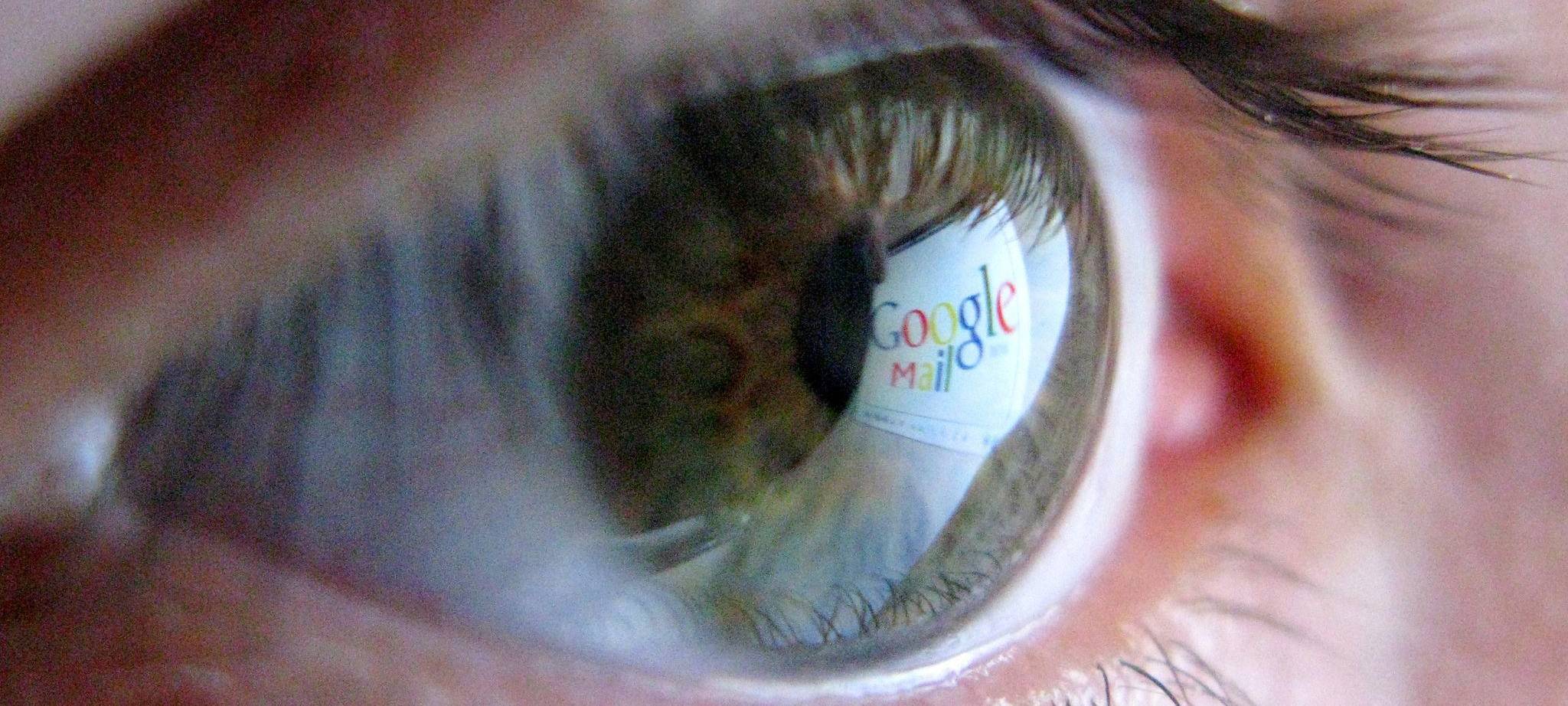 Google-Service Gmail spiegelt sich in einem menschlichen Auge