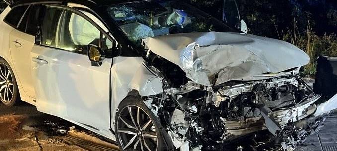 ERMEN: Auto gerät unter Treckergespann