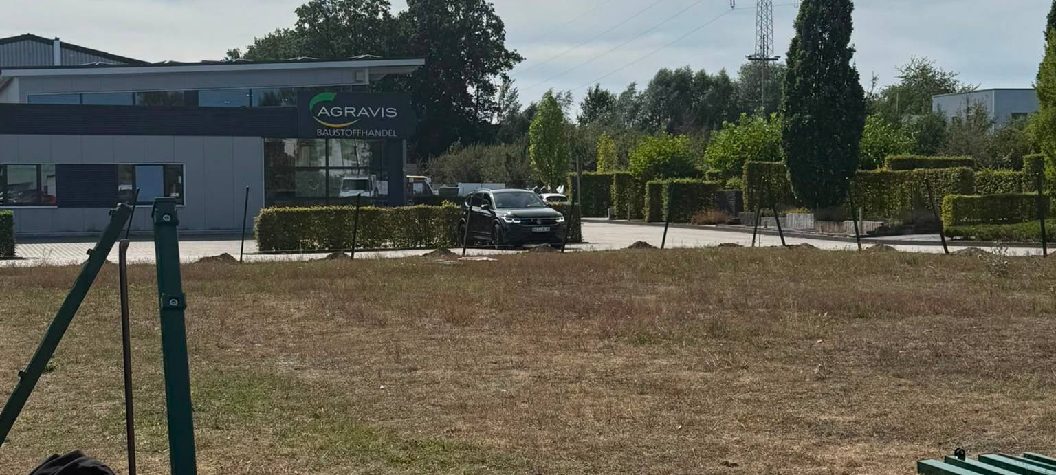 LH: Zaunbau für Hundewiese gestartet