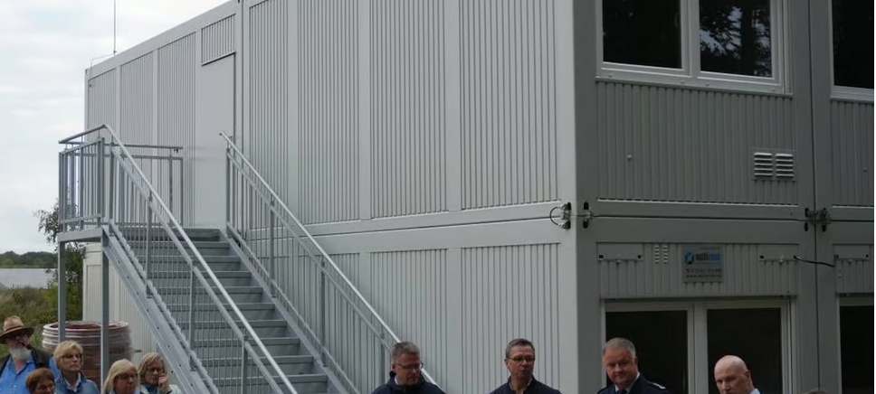 OSTERWICK: Flüchtlingscontainer besichtigen