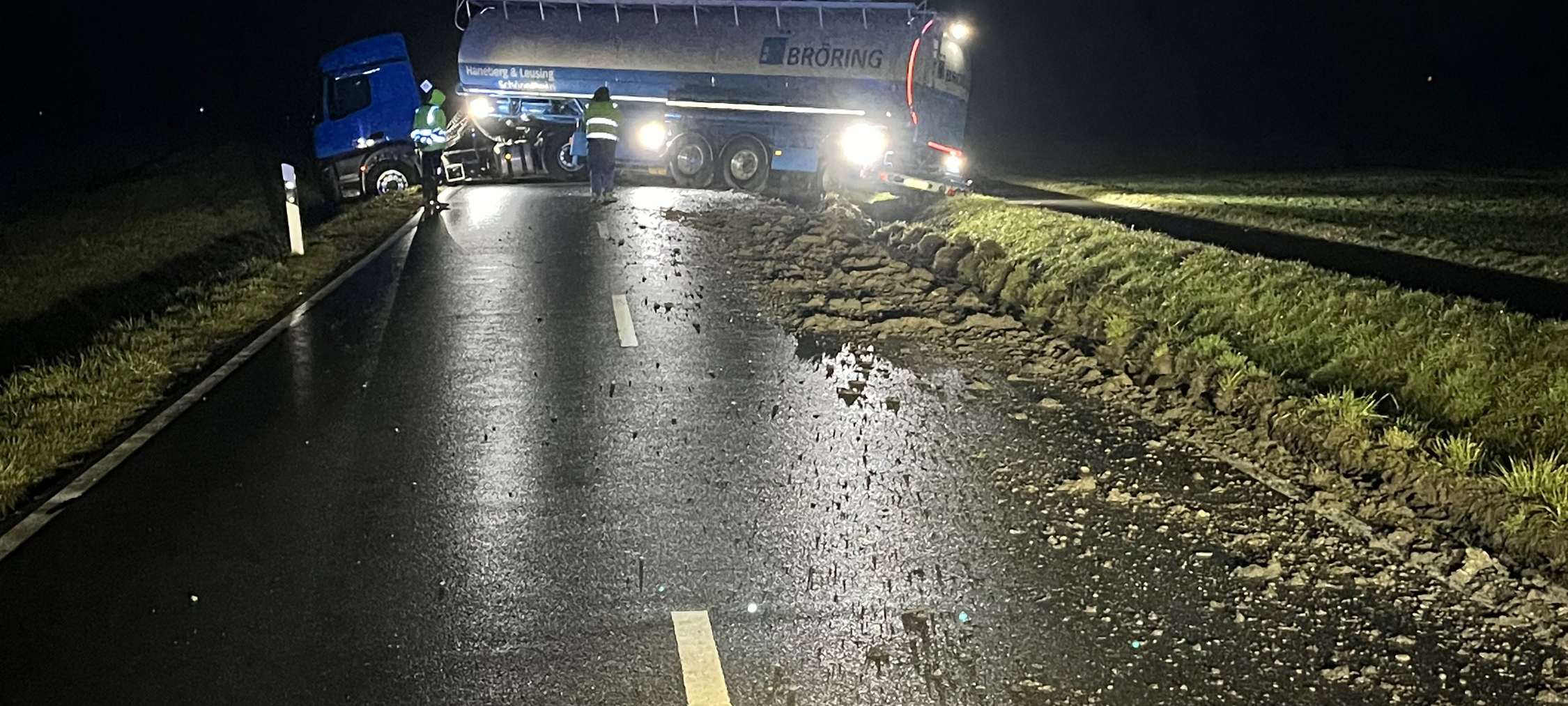 HIDDINGSEL: LKW steht quer